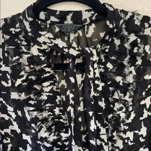 GUESS Women’s Sleeveless Blouse - Picture 3 of 6